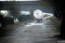 山東濱州村民載6米長巨型“天然氣袋”回家