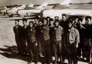 （圖）人民解放軍空軍殲五殲擊機機群與作戰人員