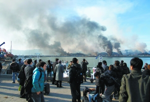 11月23日，人們觀望韓國西部延坪島上的滾滾硝煙