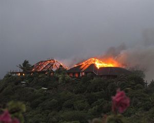 內克島Necker Island上的巴厘島風格豪宅被雷電擊中引發火災