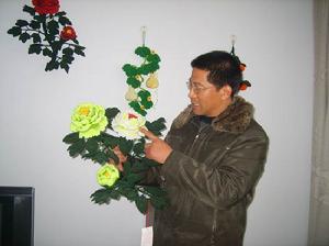 秦懷忠與雍容華貴的繩編牡丹