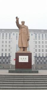 平原師範學院時立毛主席塑像