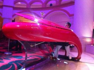 佘尚澤彈奏法拉利鋼琴