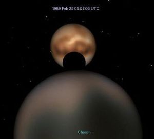 1989年2月25日的日食中，查戎的陰影投射在冥王星上（天文軟體Celestia模擬）。