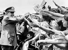 皮諾切特與民眾熱情握手