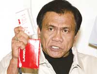 （圖）菲律賓前國家調查局副局長王塞慕10日出示一盤錄音帶，聲稱總統阿羅約在去年選舉中作弊。