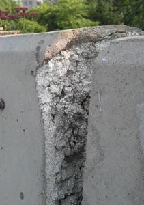 網友稱青島海爾路立交橋橋體開裂露出泡沫