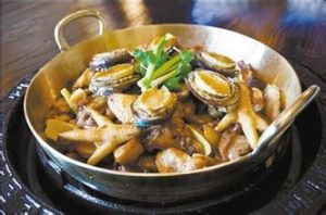 猴頭菇燜老雞煲 猴頭菇燜老雞煲