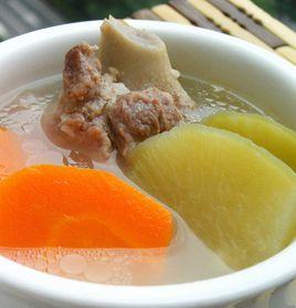 青紅蘿蔔煲豬骨 青紅蘿蔔煲豬骨