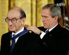 布希為艾倫·格林斯潘佩戴榮譽勳章