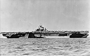 準備參與菲律賓海海戰、塗上迷彩的埃塞克斯號，甲板放置了超過100架飛機。攝於1944年5月。