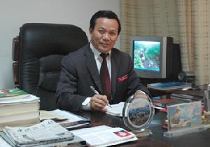 謝紅光：校長 黨總支書記