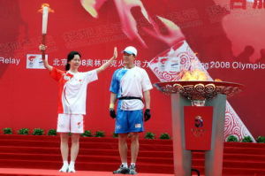 最後一棒火炬手范雪平展示火炬