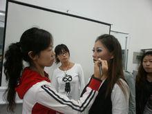 陳圓老師在給女院學生講授化妝課