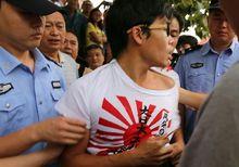 男子穿旭日旗登泰山遭民眾扒衣