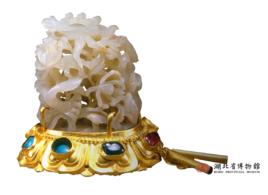 明金鑲寶石白玉鏤空龍穿牡丹紋帽頂 明金鑲寶石白玉鏤空龍穿牡丹紋帽頂