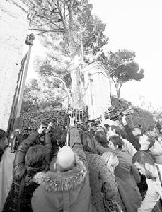 爆炸事件發生後，記者雲集瑞士使館