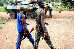 當地政府軍很多只是武裝暴民，背景為法國外籍兵團戰車