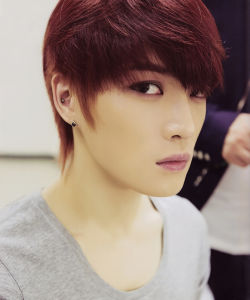 中中[韓國著名歌手、演員]