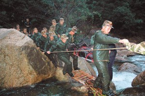 武警黃山支隊官兵們經過8個多小時的翻山越嶺、跋山涉水，護衛著英雄回到了“家”。CFP 圖