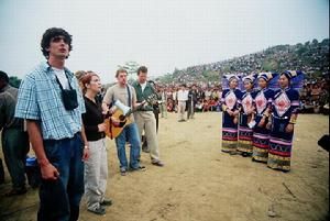 壯族靚妹與洋哥對歌