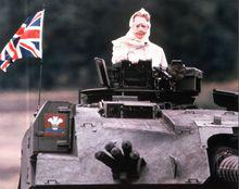 　1986年，柴契爾視察駐守西德的英國官兵