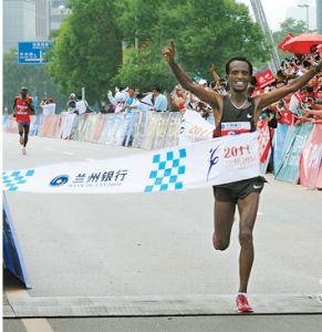 衣索比亞選手吉爾馬·阿瑟法奪得全程馬拉松賽男子組冠軍