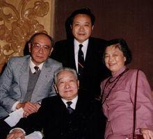 羅俊（中坐）與沈蘇儒、范敬宜、黃浣碧合影