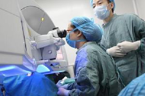 雷射束[受激發射的輻射光放大]