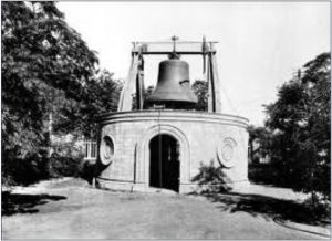 海光寺大鐘，1886年李鴻章將其掛在海光寺