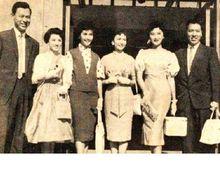 與夏夢等人合影