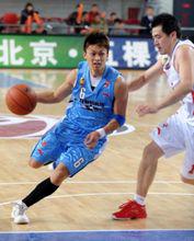 李學林持球突破