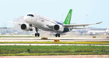 C919大型客機在上海浦東機場起飛