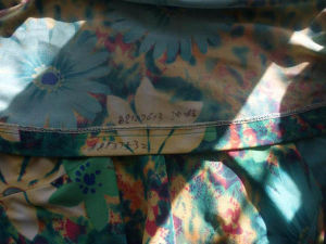 偷偷寫在衣襟底部的電話號碼