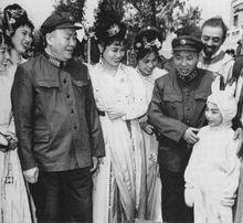 劉志堅陪同譚政接見演員