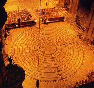 沙特爾聖母大教堂里的螺旋形迷宮