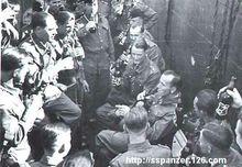 在完成一次任務後和艇員們在開啤酒慶賀