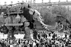 （圖）巨型機械大象在倫敦中心街頭遊行