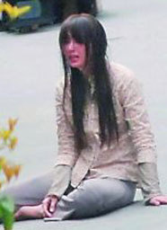 這個披頭散髮，打著赤腳，坐在地上大哭的女人，正是林志玲