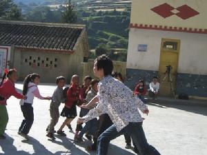 （圖）支教員與小朋友做遊戲