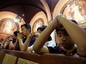 印尼天主教徒在雅加達的大教堂祈禱