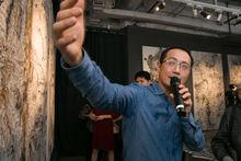 邱志傑在現場講解作品