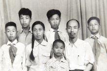 1956年夏何開四（左一）全家福照