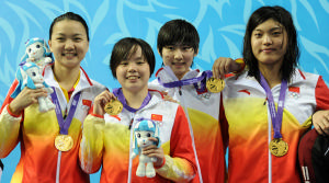 2010年首屆青年奧運會 女子4x100米自由式接力以3分46秒64奪冠中國隊合影
