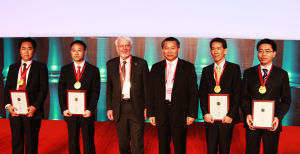 諾貝爾化學獎得主托馬斯&middot;斯泰茨博士（中）