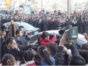 趙薇身旁擁躉不少