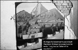 其中一幅畫面就是南瓦濟里斯坦的泥土房，畫上的字譯為“塔利班萬歲”