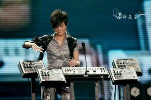 李宇春演唱會現場使用鼓機