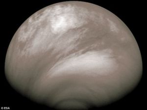 “金星快車”拍攝的圖片顯示，這顆行星的大氣里擁有非常奇怪的雲團，這裡可能非常冷，甚至能形成乾冰