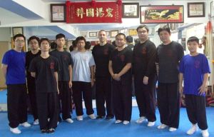 美國弟子: 亞當  -榮偉佛~在海外得以發揚光大~宏揚國粹，薪火相,傳,真實地在美國傳播下去讓外國人了解中華武術文.